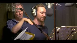 Tom Hiddleston, Eddie Redmayne y Maisie grabando  Early Man voices