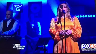 Kelly Clarkson covers Coldplay