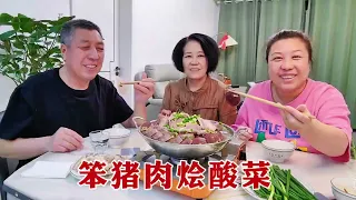 【160斤大龄女】二姨家的笨猪肉，和酸菜血肠烩一锅，爸妈吃得美滋滋，连声喊真香