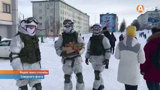 Цветы вручали мотосрелки Северного флота