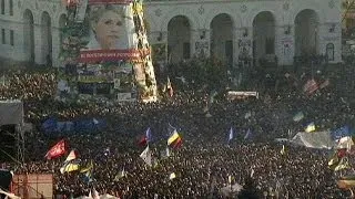 Thousands protest outside Ukrainian president residence