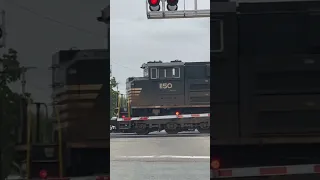 Shiny ET44 and SD40-2 on 170