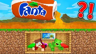 JJ and Mikey Bunker vs Fanta Flood in Minecraft (Maizen)