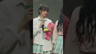 Mina could only smile bitterly when she saw Chaeyoung hugging Sana 🙄🎬