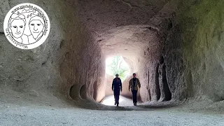 Wilde Schlucht & tiefe Höhlen: Wandersocken-Runde bei Bad Tönisstein