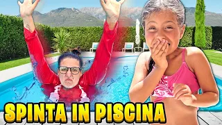 ILARY SPINGE LA MAESTRA CATTIVA GIORGIA IN PISCINA E ANNEGA PERCHÈ NON SA PIÙ NUOTARE!