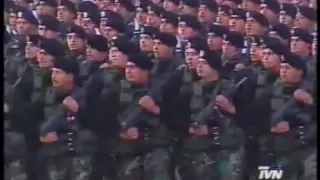 Comandos Entonan Los Viejos Estandartes En Parada Militar 2001