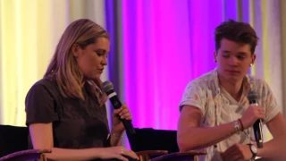 Eliza Taylor 2017 Wizard World panel - Eliza and family