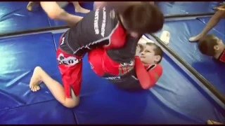 Звезда UFC учит драться двухлетних детей Кадырова