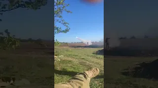 Ukraine Soldat schießt ruZZen Rakete ab
