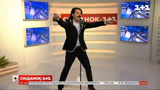 Павел Зибров продемонстрировал талант пародиста в прямом эфире "Сніданку з 1+1"