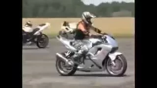 Красивые девушки выполняют трюки на мотоциклах. Stunts on motorbikes.