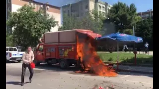 Satış yapmasına izin çıkmadı, ekmek teknesini ateşe verdi