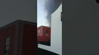 Erupción volcánica en la Isla de La Palma. Lloviendo ceniza.