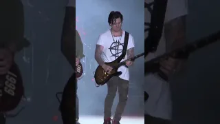 Shepherd Of Fire solo by Avenged Sevenfold (live)