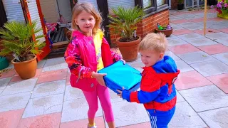 Эльвира и Райан ищет подарки на день рождения 3 года Игры в прятки  hide and seek story for kids
