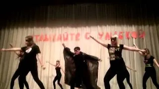 Весёлый танец,под песню потому что я Бэтмен.