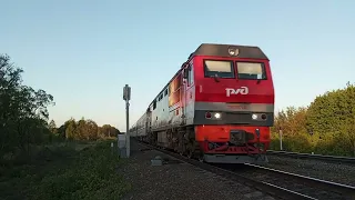 ТЭП70БС-032 с пассажирским поездом пролетает ж/д мост через р.Лесной Воронеж.