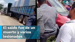 Tráiler se queda sin frenos y arrastra a cinco vehículos