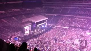 Springsteen MetLife Twist & Shout with fireworks and happy