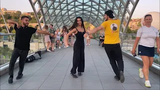 Девушки Танцуют На Мосту Мира В Тбилиси Лезгинка 2021 Туфли Муфли Каиф Хит Мощная Песня ALISHKA