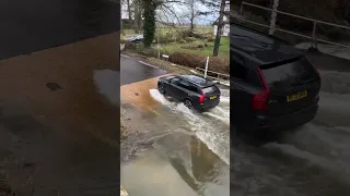 Volvo XC60 vs Water Splash in FLOOD