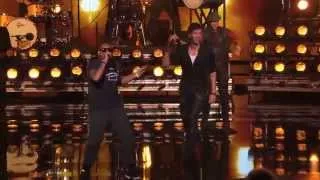 Enrique Iglesias and Sean Paul Get the Crowd Going With  Bailando