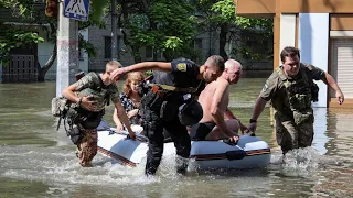 Міста вкриті водою: на Херсонщині триває евакуація місцевих мешканців