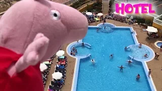 Peppa vacaciones en hotel con vistas al mar y piscina con Bebé Humano | Vídeos de Peppa Pig