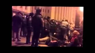 Беркут бьет людей крича  'НА КОЛЕНИ МРАЗЬ! '   Ukrainian riot police