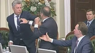 Ukrainian MPs brawl during meeting