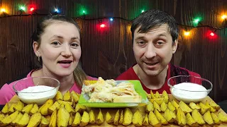 МУКБАНГ КАРТОШКА ПО ДЕРЕВЕНСКИ И КАЛЬМАРЫ В КЛЯРЕ | MUKBANG POTATOES AND SQUID IN BATTER #мукбанг