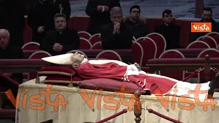 La salma di Papa Ratzinger nella Basilica di San Pietro