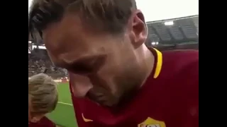 Francesco Totti in lacrime per l'addio al calcio a Roma!