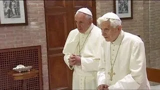 Papst Franziskus stattet Papst Benedikt Weihnachtsbesuch ab