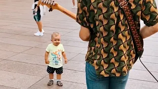 Kid Reacts to SpongeBob Song with Street Performer