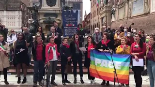 25 Aprile: il coro delle mondine canta Bella ciao in piazza a Bologna