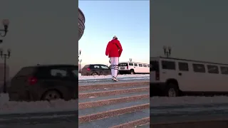 ТИК ТОКЕР ТАНЦУЕТ ВОЗЛЕ ХАММЕРА НО 😂 СМОТРЕТЬ ДО КОНЦА