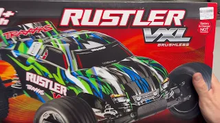 Traxxas Rustler 2wd Unboxing and first drive