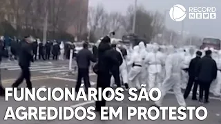 Funcionários são agredidos por policiais durante protesto