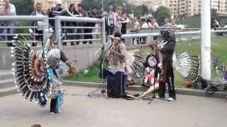 Индейцы на площади Европы