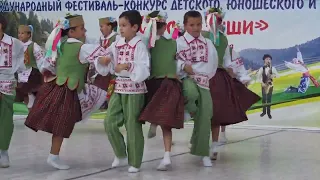 • Белорусский танец в Пицунде. Belarusian dance in Pitsunda. Pitsunda'da Belarus dansı