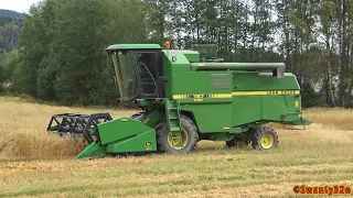 4K| John Deere 1157 Combine Harvesting Oats (2017)