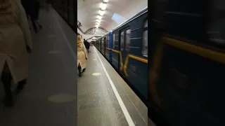 Поезд метро. Станция метро Крещатик в Киеве.