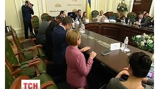 Можновладці на колінах: Нік Вуйчич разом з депутатами помолилися за Україну