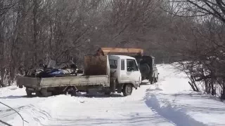 УАЗ вытаскивает застрявший грузовик из снега