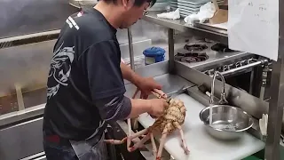 GRAPHIC VIDEO : LIVE GIANT KING CRAB CUTTING