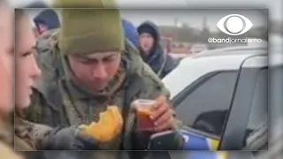 Soldado russo se rende e ganha comida e chá de ucranianos