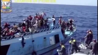 Итальянские пограничники задержали корабль с предполагаемыми нелегалами