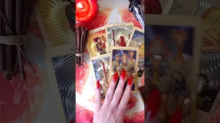 КТО НЕ ВЫПУСКАЕТ ТЕБЯ ИЗ ВИДУ? #shorts #раскладтаро #таро #tarot  #раскладтаро